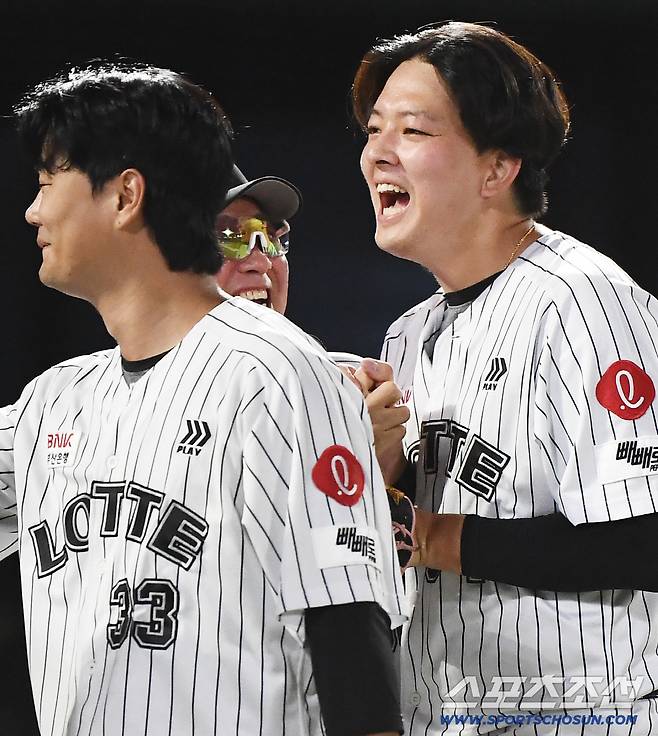 27일 부산 사직구장에서 열린 KIA와 롯데의 경기. 롯데가 5대3으로 승리했다. 마무리 김원중이 김태형 감독과 하이파이브하며 활짝 웃고 있다. 부산=정재근 기자 cjg@sportschosun.com/2025.7.27/