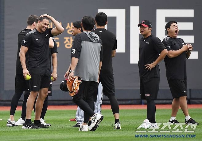 14일 수원 KT위즈파크에서 열린 예정이던 LG-KT전이 그라운드 사정으로 취소됐다. LG 선수들이 외야 그라운드에서 훈련하고 있다. 사진=정재근 기자