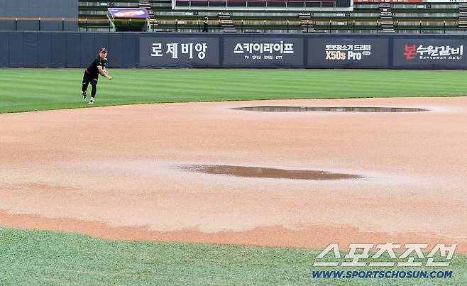 내야 곳곳에 생긴 물 웅덩이