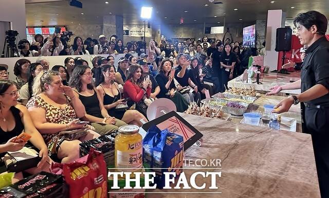 aT가 캐나다에서열린 '2025 K-EXPO : All about K-Style'에서 'K-푸드 홍보관'을 운영하고 있다./aT