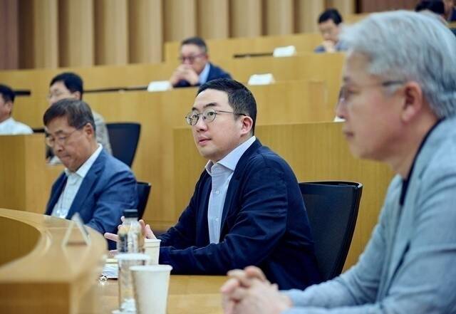 구광모 LG그룹 회장이 올해 상반기 ㈜LG로부터 47억1400만원의 보수를 받았다. /LG그룹