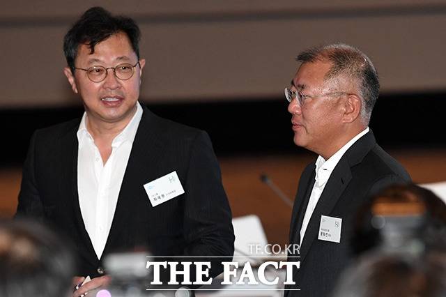 SK이노베이션이 최재원 SK그룹 수석부회장(왼쪽)에게 상반기 보수로 24억6800만원을 지급했다. /더팩트DB