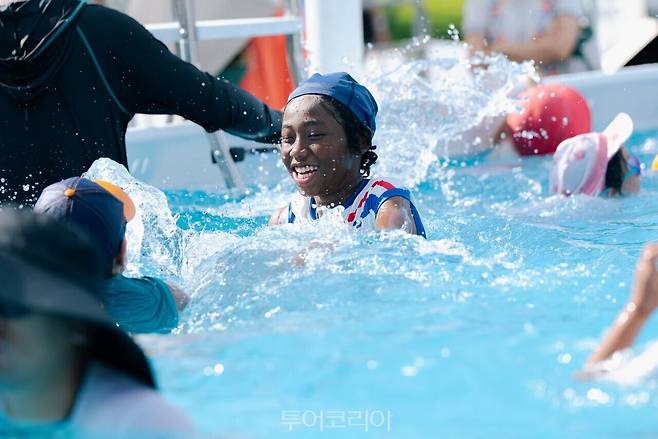 &nbsp; 워터비치존에서 물놀이를 즐기는 여행객&nbsp; &nbsp;/ 사진-서울관광재단