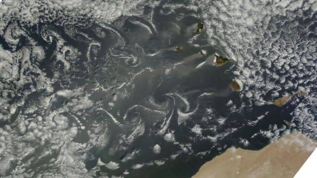 대부분의 폰 카르만 와류는 한 방향으로 이동하는 가느다란 구름 궤적을 만든다. 이 사진은 2015년 카나리아 제도에서 촬영됐다. (사진=NASA/테라 위성)