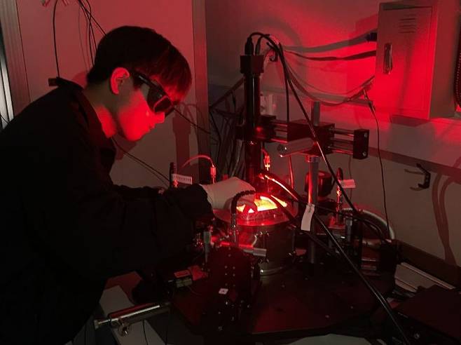 연구팀이 무전력 광센서 기능 실험을 진행하고 있다. KAIST 제공