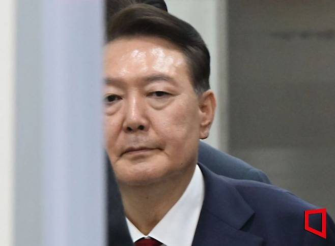 윤석열 전 대통령이 지난달 9일 서울 서초구 서울중앙지법에서 영장실질심사를 마치고 나오고 있다. 사진공동취재단