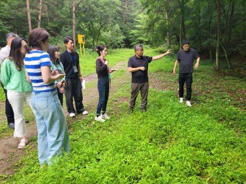 연구용 지하연구시설(URL) 부지선정평가위원회에서 부지적합성평가 분과에 참여했던 권상훈 연세대 지구시스템과학과 교수(사진 오른쪽에서 두번째)가 기자단에 시추 조사를 진행했던 부지에 대해 설명하고 있다. 강희종 기자