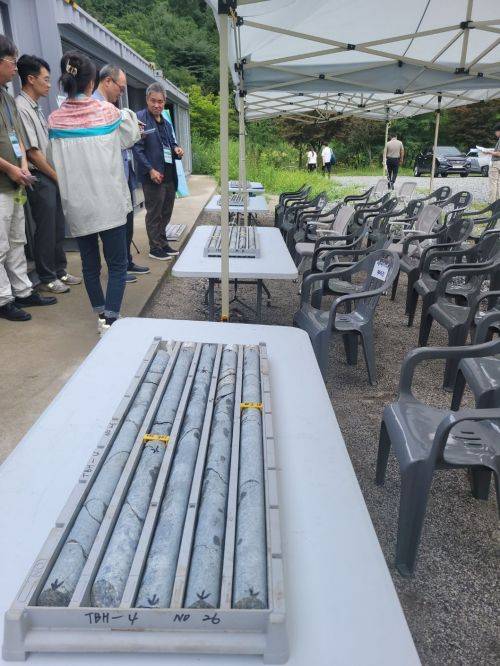 태백시 철암동 고원자연휴양림 부지 내에서 시추 조사 당시 추출한 시추 코어(암석)의 모습. 지하 480~700m 부근에서는 화강편무암이 확인됐다. 강희종 기자