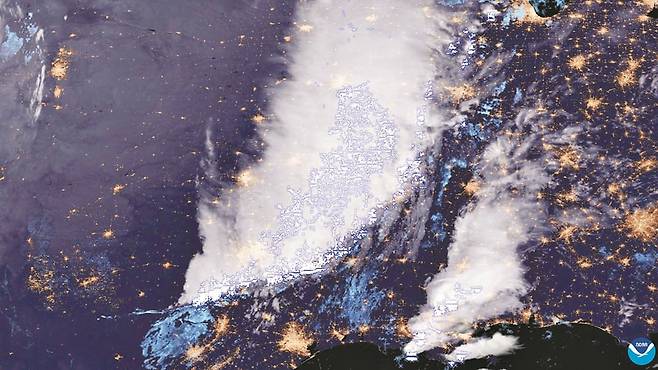 2017년 10월 미국 해양대기청 위성이 포착한 세계 최장 번개의 모습. /NOAA(미 해양대기청)