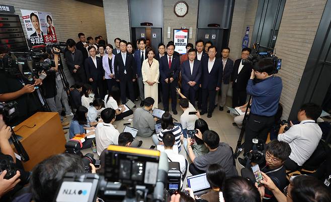 국민의힘 송언석(가운데) 비상대책위원장 겸 원내대표가 13일 서울 여의도 중앙당사에서 특검의 당사 압수 수색에 대해 입장을 밝히고 있다. 송 원내대표는 이날 통일교의 국민의힘 당대표 선거 개입 의혹과 관련해 특검팀이 당원 명부 확보를 시도하자 “전형적 야당 탄압”이라고 반발했다./남강호 기자