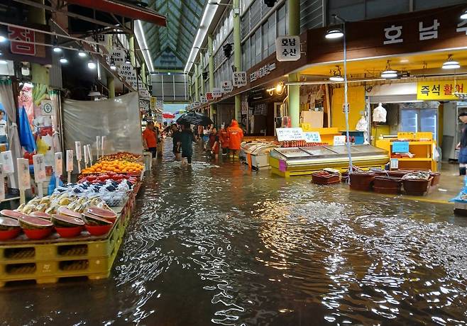13일 오전 내린 많은 비로 인천 서구 정서진중앙시장이 침수돼있다. /뉴스1