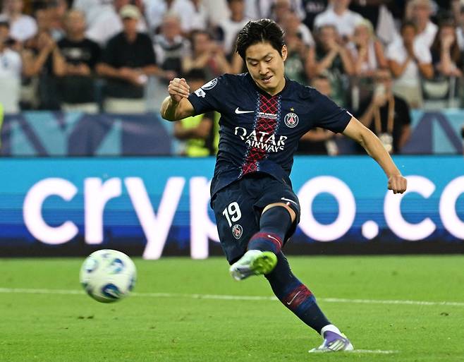 이강인이 14일 파리 생제르맹과 토트넘의 UEFA 수퍼컵 승부차기에 4번 키커로 나서 슈팅하고 있다./AFP 연합뉴스