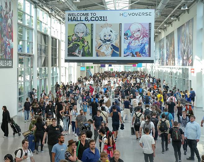 작년 8월 독일 쾰른에서 열린 게임쇼 게임스컴 2024 현장을 찾은 관람객들이 전시관 사이를 돌아다니고 있다. /연합뉴스