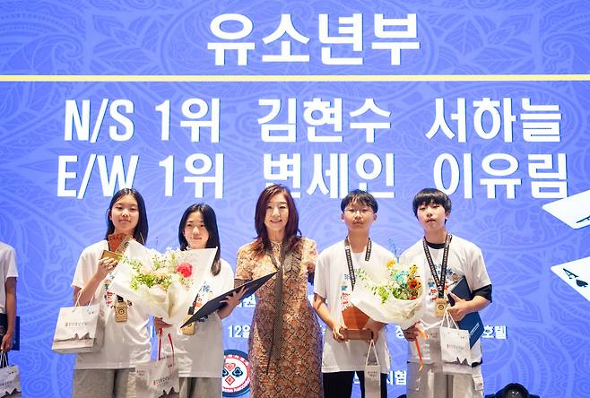 N/S 1위 김현수·서하늘, E/W 1위 변세인·이유림이 김혜영 한국브리지협회 회장과 기념 촬영을 하고 있다. /한국브리지협회 제공