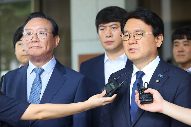 '울산시장 선거 개입·하명수사' 의혹으로 기소된 황운하 조국혁신당 의원(오른쪽)과 송철호 전 울산시장이 14일 서울 서초구 대법원에서 열린 상고심 선고공판에서 무죄를 확정받은 뒤 입장을 밝히고 있다. /연합뉴스