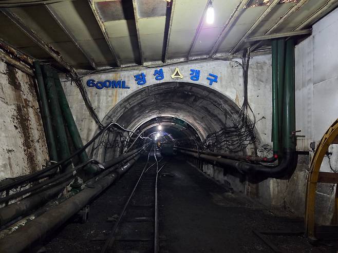 장성광업소는 88년의 작업을 마치고, 지난해 6월 문을 닫았지만 여전히 깨끗한 모습을 유지하고 있다. 현재는 갱내에 물이 차는 것을 막고자 배수펌프를 가동하는 인원만 남아있지만, 인부들이 타고 다녔던 트로이카나, 석탄을 캐는 데 쓰는 도끼, 톱 등이 가지런히 놓여있었다./ 안소영 기자