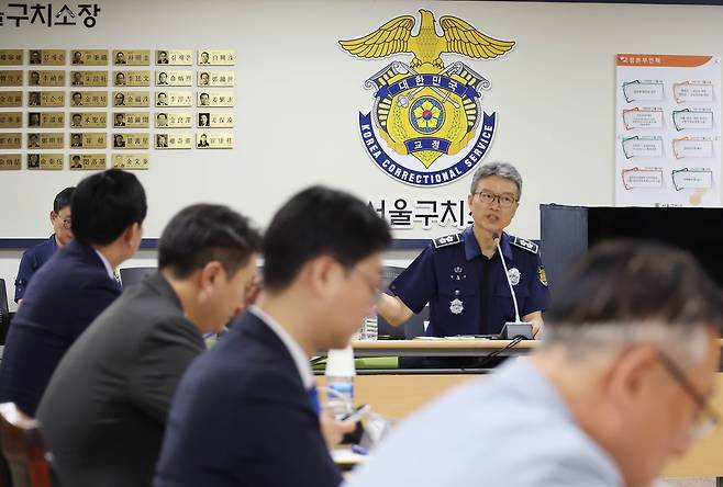 전현희 총괄위원장을 비롯한 더불어민주당 3대특검(내란·김건희·순직해병) 종합대응 특별위원회 위원들이 지난 7월 31일 경기 의왕시 서울구치소를 방문해 김현우 서울구치소장과 면담하고 있다. /뉴스1