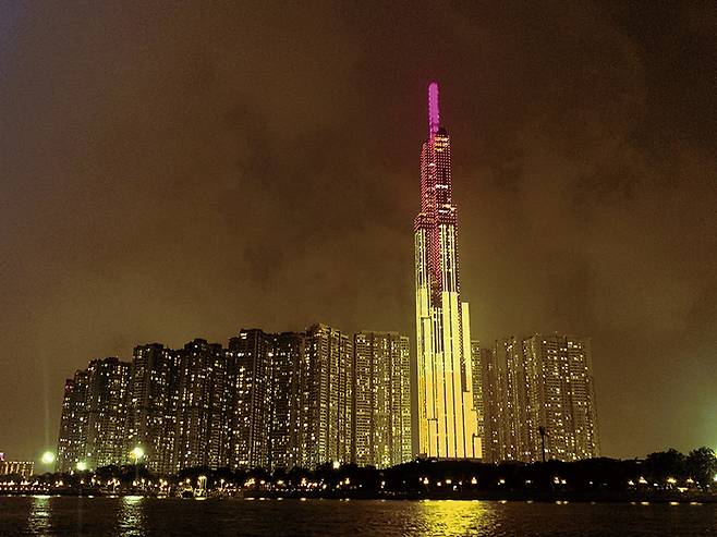 수상버스를 타고 바라본 호치민 스카이라인