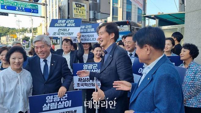 조국 조국혁신당 당시 대표가 지난해 전남 영광군청 인근 사거리를 찾아 지지자들과 인사를 나누고 있다. ⓒ데일리안 김찬주 기자