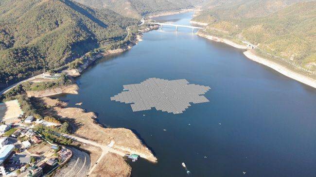 송전선로 건설 문제로 공사를 중단한 군위댐 수상태양광 전경. ⓒ한국수자원공사