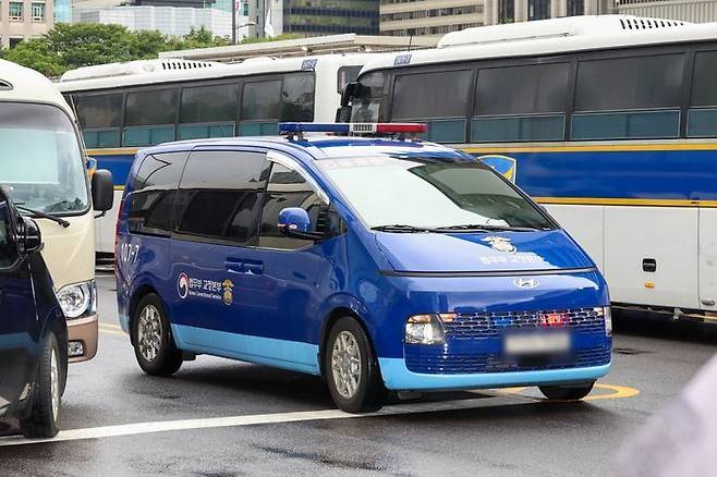 김건희 여사를 태운 차량이 14일 민중기 특별검사팀 사무실이 마련된 서울 종로구 KT 광화문빌딩 웨스트로 들어가고 있다. ⓒ연합뉴스