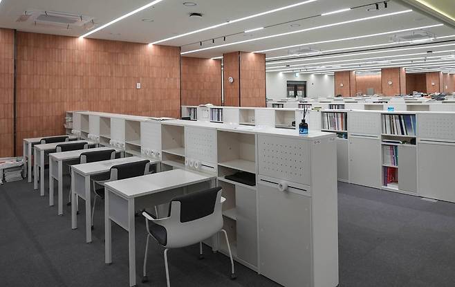 수험생들이 공부하는 ‘부엉이 라이브러리’의 모습. 개인별 책상, 책꽂이 등이 마련돼 있으며 지정 좌석제로 운영된다.