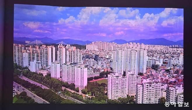 LG전자의 신작 초소형 프로젝터 ‘시네빔 쇼츠’는 벽과의 공간이 40cm만 확보되면 100인치 화면 구현이 가능하다. 사진은 야간에 촬영한 시청 화면으로 4K 고해상도의 선명한 화질을 확인할 수 있다. 이동훈 기자 dhlee@donga.com