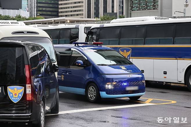 14일 오전 구속된 김건희 여사를 태운 호송차가 서울 남부구치소를 출발해 서울 종로구 특검 사무실 건물 지하로 들어가고 있다. 양회성 기자 yohan@donga.com