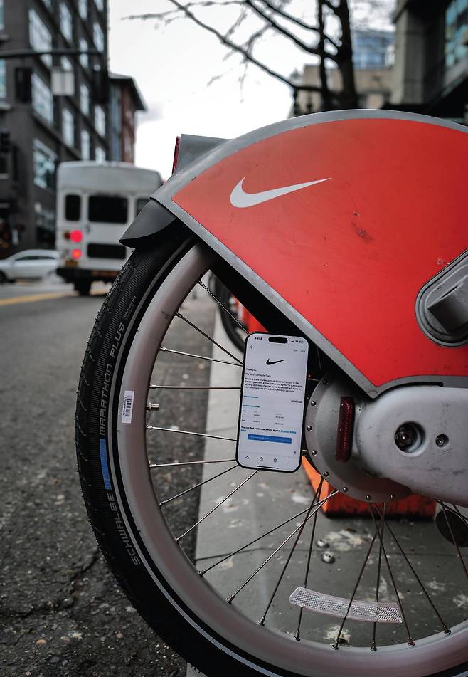 정신 작가가 두려워하면서도 그리워하는 이에 대한 생각을 떨치기 위해 달려나가고 싶어 빌린 자전거와 렌트 영수증. ⓒ사이이다