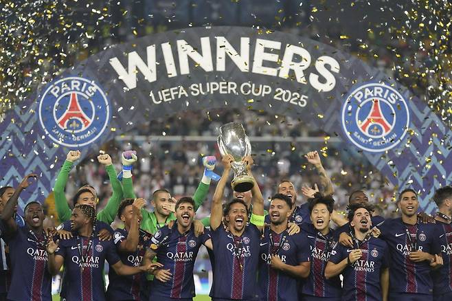 이강인(오른쪽에서 네번째) 등 파리 생제르맹(프랑스) 선수들이 14일 2025 유럽축구연맹(UEFA) 슈퍼컵에서 정상에 오른 뒤 챔피언 세리머니를 하고 있다. 우디네=AP 뉴시스