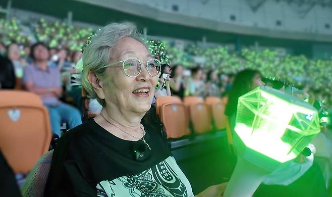 배우 김영옥이 생애 첫 아이돌 콘서트를 관람하며 눈시울을 붉혔다. 사진=김영옥 유튜브 캡처