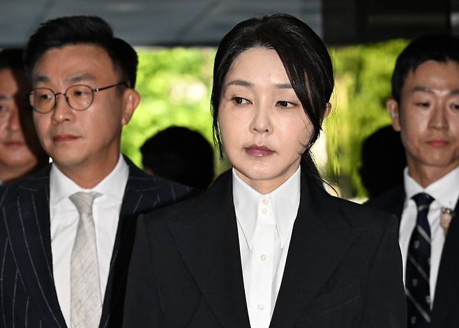 윤석열 전 대통령 부인 김건희 여사가 12일 오전 서울 서초구 서울중앙지법에서 열린 자본시장과 금융투자업에 관한 법률 위반 및 정치자금법 위반 혐의 등의 구속 전 피의자 심문(영장실질심사)에 출석하고 있다. 2025.8.12 사진공동취재단