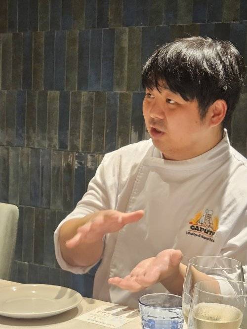 더 키친 일뽀르노에서 피자 총괄을 맡고 있는 오태식 셰프가 14일 기자들을 만나 자신의 시그니처인 ‘지오반니 피자’에 대해 설명하고 있다. 윤우열 기자 cloudancer@donga.com