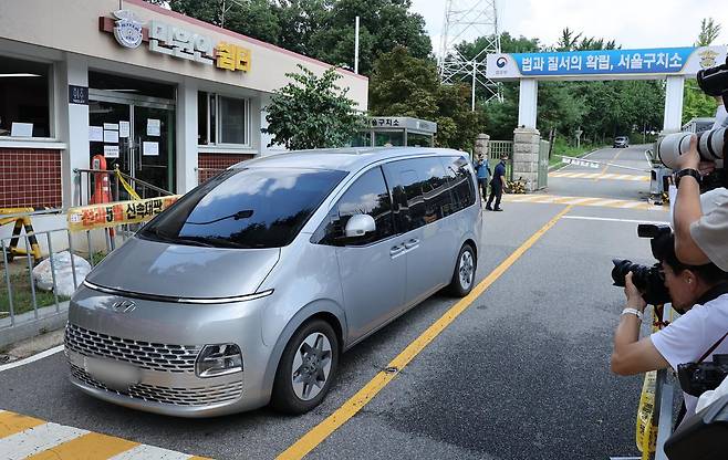 윤석열 전 대통령 체포영장 재집행이 무산된 7일 김건희 특검팀 차량이 경기도 의왕시 서울구치소를 나서고 있다. 2025.8.7 뉴스1