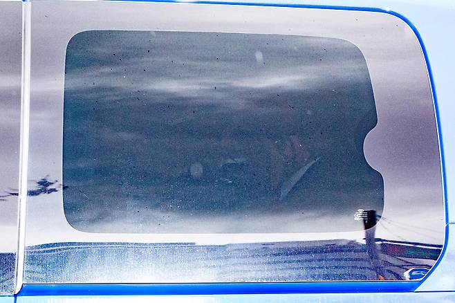 김건희 여사가 14일 구속 후 첫 조사를 위해 서울 종로구에 마련된 민중기 특별검사팀(김건희 특검팀) 사무실로 호송차량을 타고 들어가고 있다. 2025.8.14 뉴스1