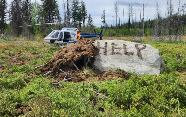 캐나다 황야에 고립된 한 남성이 바위에 'HELP' 구조 신호를 새기고 연못물을 마시며 견딘 끝에, 9일 만에 극적으로 구조됐다. 사진=Quesnel Search & Rescue