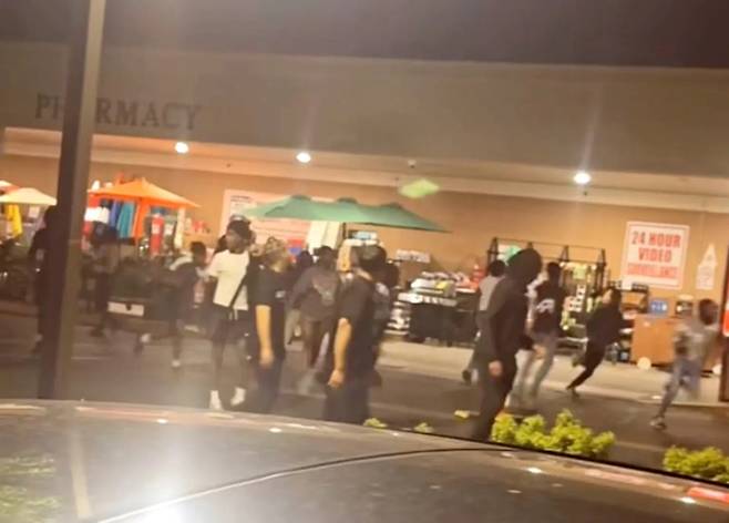 지난해 미국 뉴저지주 캠든 카운티 글로스터 타운십에서 열린 지역 축제에 수백 명의 청소년이 집단 난동을 일으켰다. 이 사건을 계기로 미성년자 위법 행위에 대한 법적 책임을 보호자에게 물을 수 있는 조례가 발효됐다. 사진=뉴욕포스트 캡처