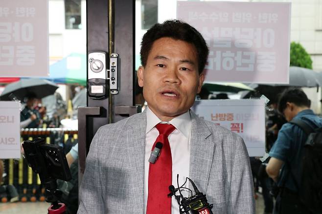 국민의힘 전당대회 합동연설회를 방해해 당 윤리위원회에 회부된 전한길(본명 전유관) 전 한국사 강사가 14일 오전 서울 여의도 중앙당사에서 열린 윤리위원회에 참석하기 전 입장을 밝히고 있다.(공동취재) 뉴시스