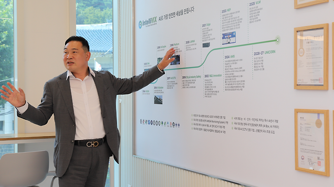 최은수 인텔리빅스 대표가 대표 관제 인공지능(AI) '젠(Gen) AMS'에 대해 설명하고 있다. 인텔리빅스 제공