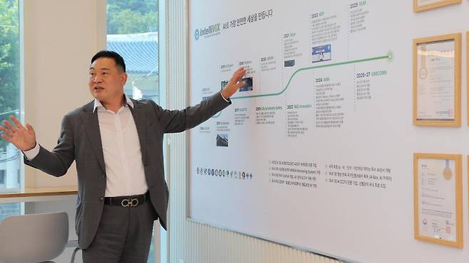 최은수 인텔리빅스 대표가 대표 관제 인공지능(AI) '젠(Gen) AMS'에 대해 설명하고 있다. 인텔리빅스 제공