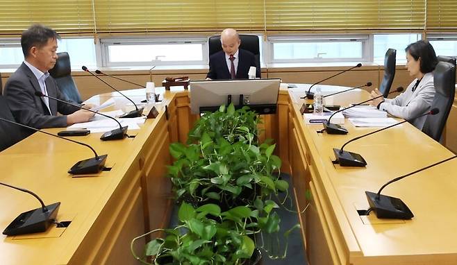 지난 7월3일 열린 제16차 상임위원회 모습. 류우종 선임기자 wjryu@hani.co.kr