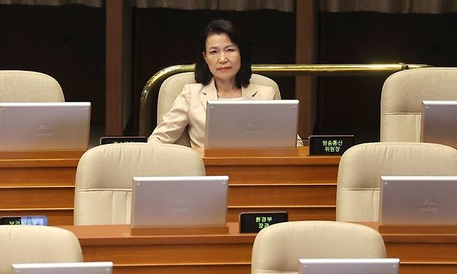 이진숙 방송통신위원장이 5일 국회 본회의에서 더불어민주당 노종면 의원의 방송법 일부개정법률안 관련 무제한 토론을 듣고 있다. 연합뉴스