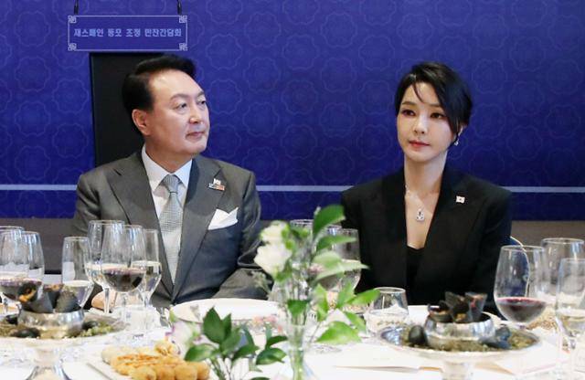 2022년 6월 29일 해외 순방 중 스페인 동포 초청 만찬간담회에 참석한 윤석열(왼쪽) 당시 대통령과 김건희 여사. 김 여사가 목걸이를 착용하고 있다. 뉴시스