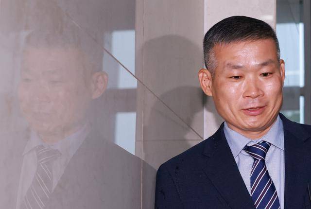 김동혁 전 국방부 검찰단장이 13일 피의자 신분으로 조사받기 위해 서울 서초구 순직해병특검(이명현 특별검사) 사무실에 출석하고 있다. 연합뉴스