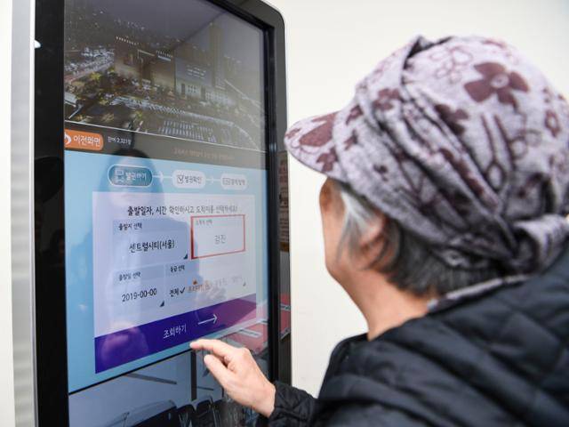 서울 서초구 내곡느티나무쉼터에서 노인 대상 키오스크 교육이 실시되고 있다. 이한호 기자