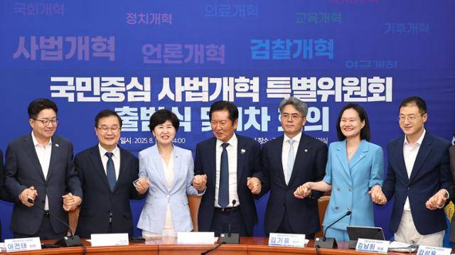 12일 더불어민주당 국민중심 사법개혁특별위원회 출범식 및 1차 회의에서 정청래(왼쪽 네 번째) 대표, 특위 위원장을 맡은 백혜련(세 번째) 의원 등 참석자들이 기념촬영을 하고 있다. 고영권 기자