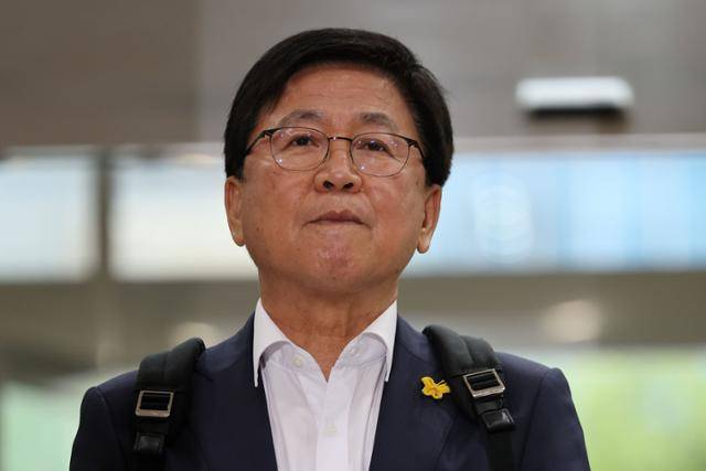 최교진 교육부 장관 후보자가 14일 서울 여의도 한국교육시설안전원에 마련된 인사청문회 준비 사무실로 출근하며 취재진 질의에 생각하고 있다. 뉴시스