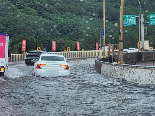 수도권에 많은 비가 내린 13일 서울 가양대교 램프에 물이 차 있다. 연합뉴스