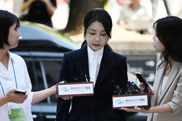 윤석열 전 대통령 배우자인 김건희(가운데) 여사가 12일 오전 서울 서초구 서울중앙지법에 영장실질심사를 받기 위해 출석하며 취재진 질문을 받고 있다. 고영권 기자