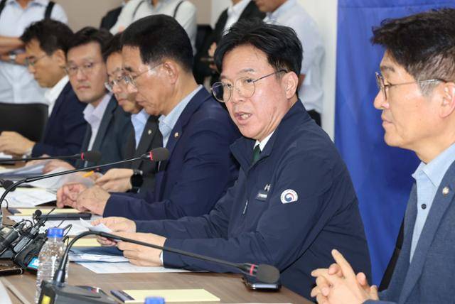 김영훈(오른쪽 두 번째) 고용노동부 장관이 14일 서울 중구 직업능력평가원에서 열린 20대 건설사 CEO 간담회에서 발언하는 모습. 뉴스1